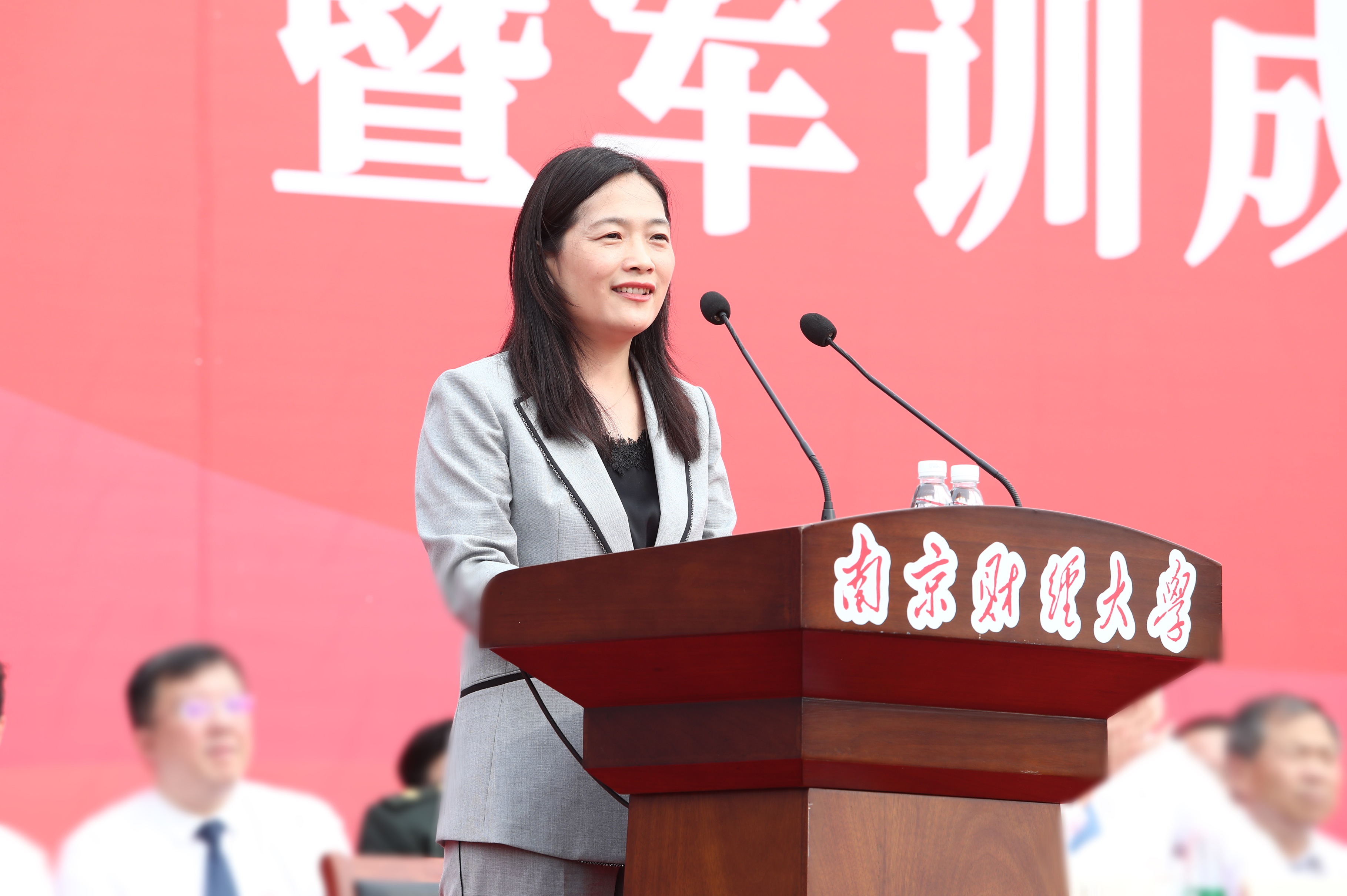 嘉宾代表,我校优质生源基地——江苏省溧阳中学校长周冬英发言