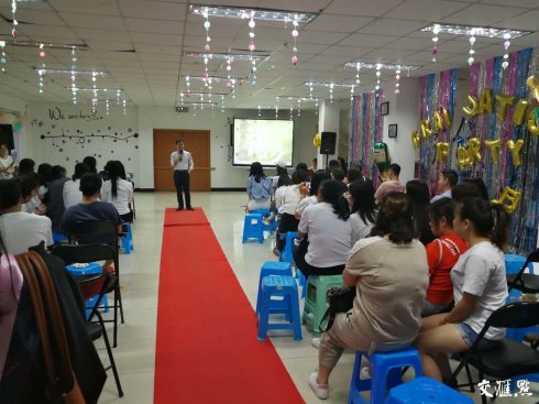 〖交汇点〗暖心,南京财经大学老师用“最后一课”欢送毕业生