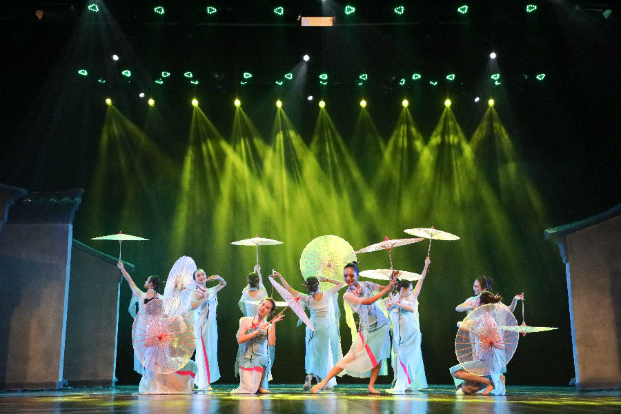 外国语学院《小城雨巷》.jpg