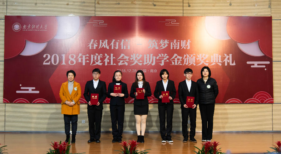 副校长邱伟芬为获奖学生颁发荣誉证书1.JPG