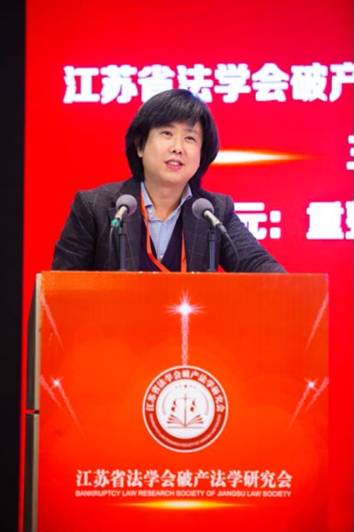 图片包含 人, 橙子, 男人, 标志描述已自动生成